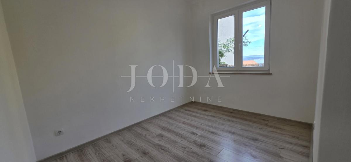 Prenovljeno trisobno stanovanje z dvoriščem in pogledom na morje – Crikvenica, 52 m²