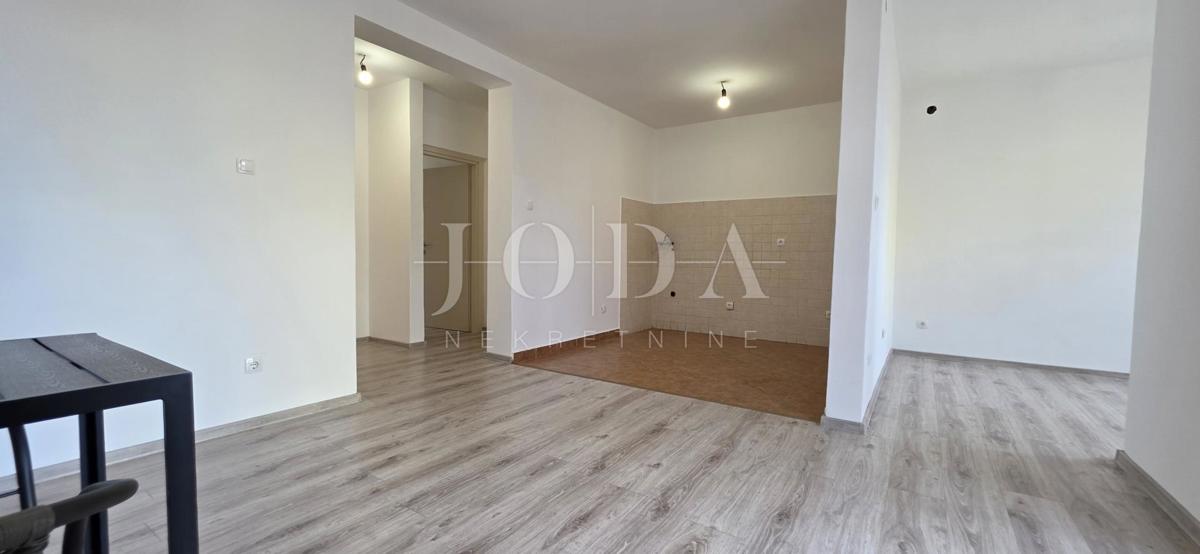 Prenovljeno trisobno stanovanje z dvoriščem in pogledom na morje – Crikvenica, 52 m²