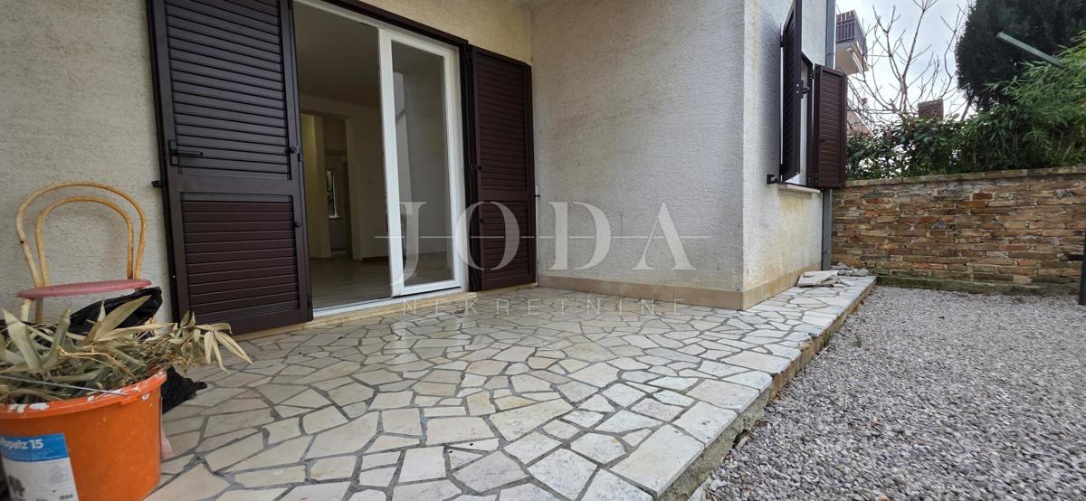 Prenovljeno trisobno stanovanje z dvoriščem in pogledom na morje – Crikvenica, 52 m²