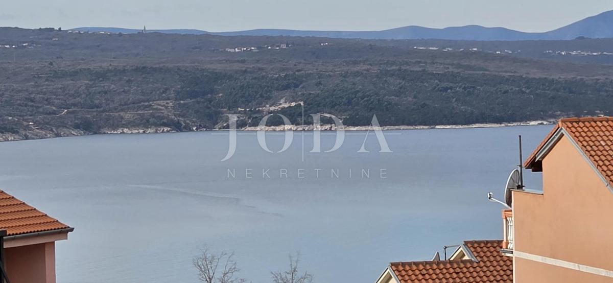 Prenovljeno trisobno stanovanje z dvoriščem in pogledom na morje – Crikvenica, 52 m²