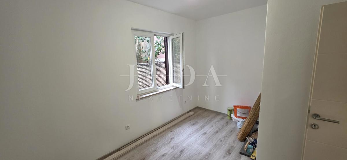 Prenovljeno trisobno stanovanje z dvoriščem in pogledom na morje – Crikvenica, 52 m²