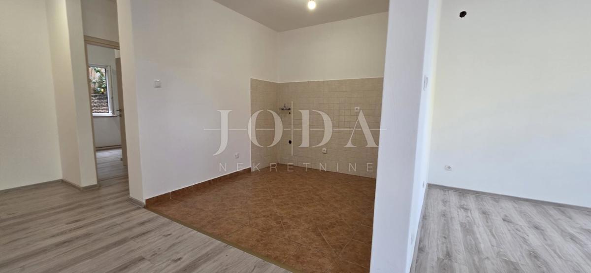 Prenovljeno trisobno stanovanje z dvoriščem in pogledom na morje – Crikvenica, 52 m²