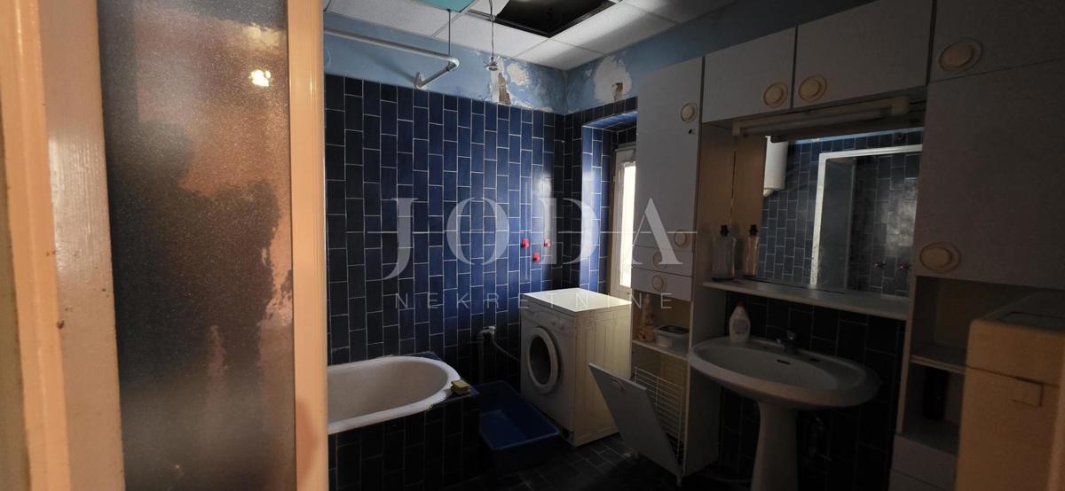 Hiša v centru Crikvenice, 150 m², 200 m od morja – investicijski potencial