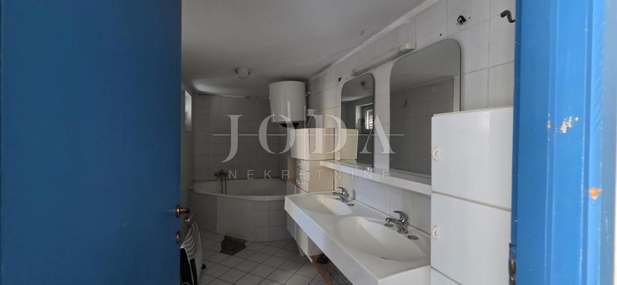 Hiša v centru Crikvenice, 150 m², 200 m od morja – investicijski potencial