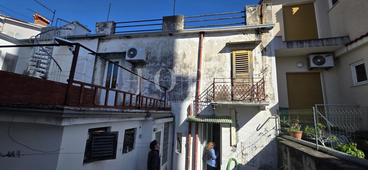 Hiša v centru Crikvenice, 150 m², 200 m od morja – investicijski potencial