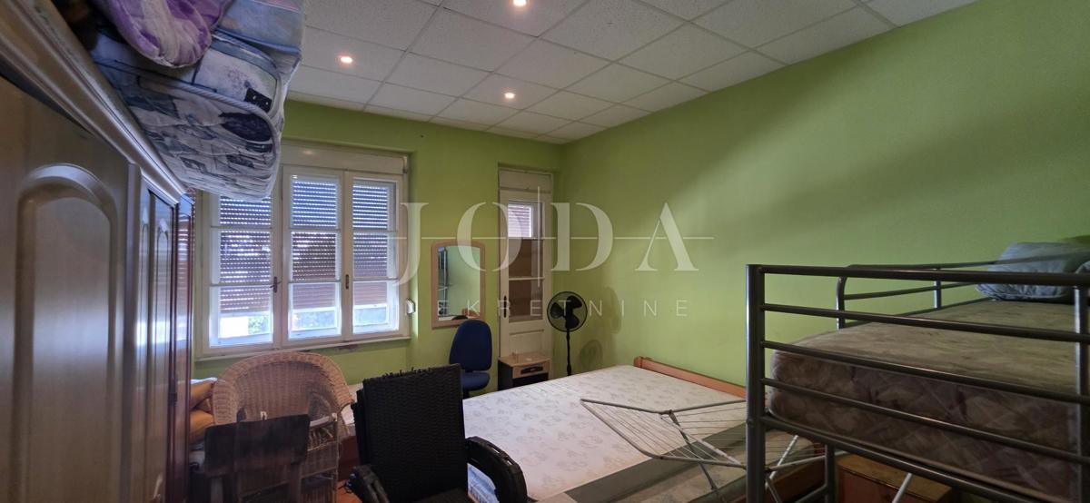 Hiša v centru Crikvenice, 150 m², 200 m od morja – investicijski potencial