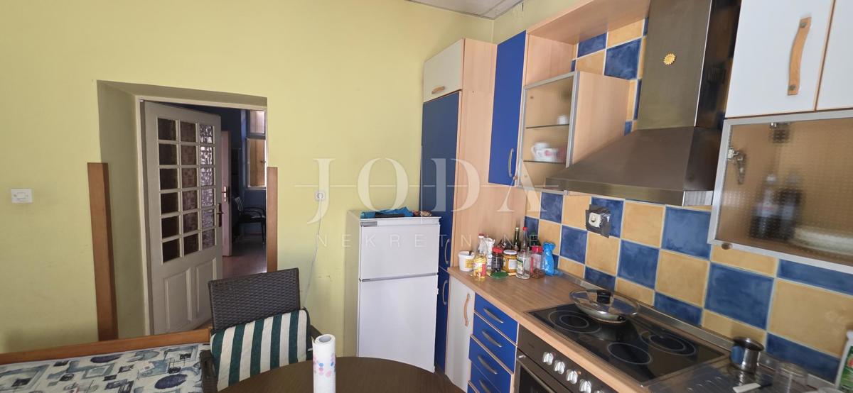 Hiša v centru Crikvenice, 150 m², 200 m od morja – investicijski potencial