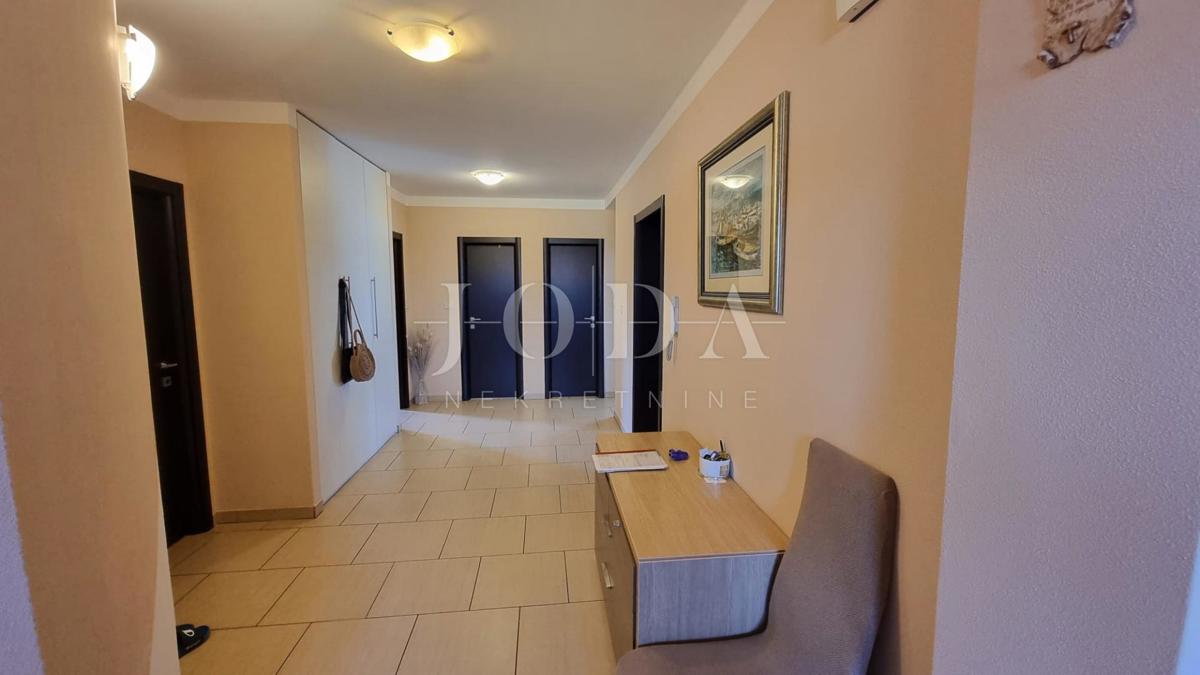 Hiša Kostrena Sveta Lucija, Kostrena, 200m2