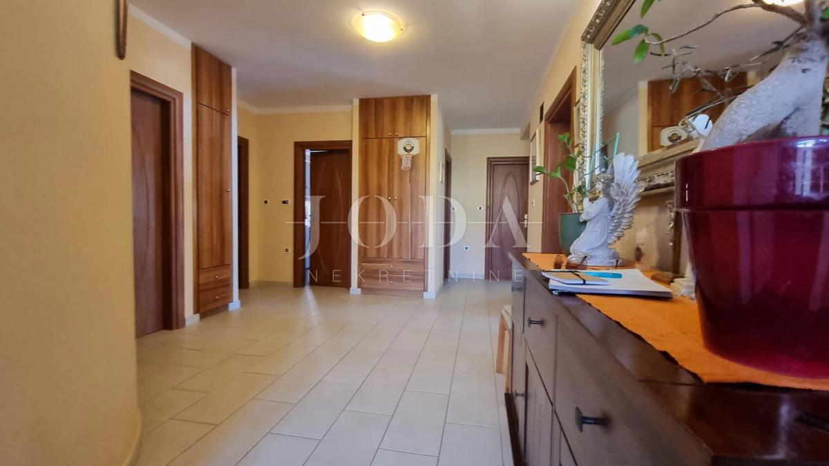 Hiša Kostrena Sveta Lucija, Kostrena, 200m2