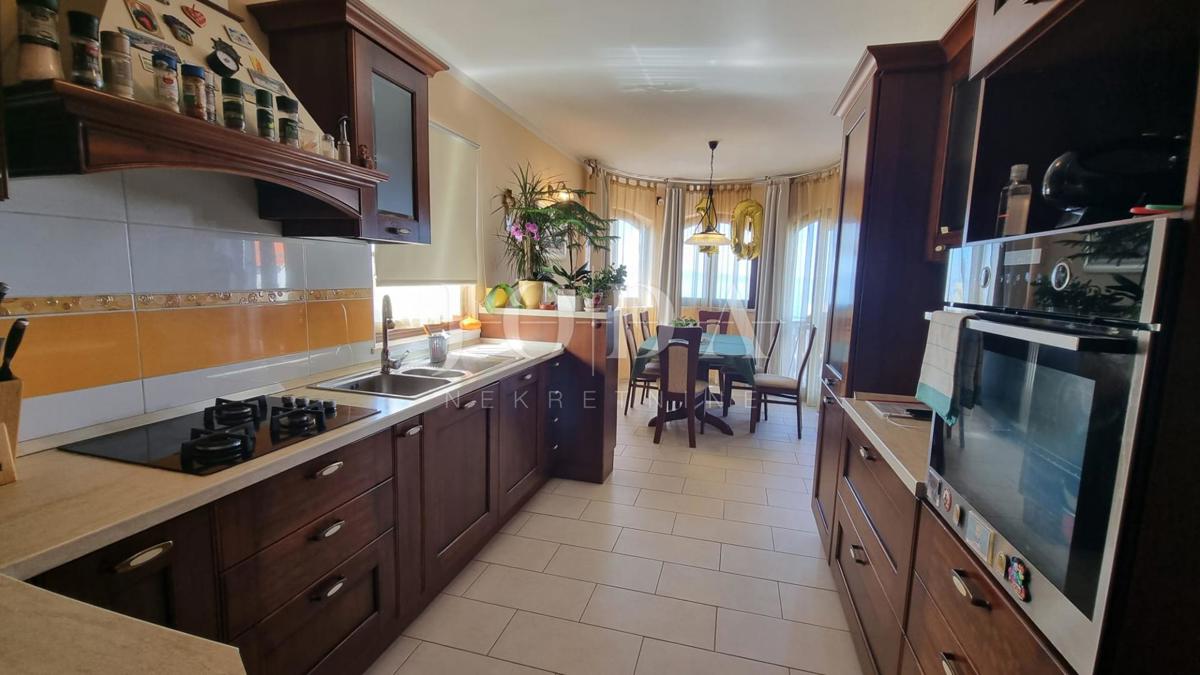 Hiša Kostrena Sveta Lucija, Kostrena, 200m2