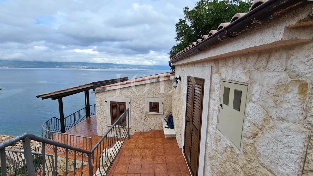 Kamnita vila na skali nad morjem, Vrbnik, otok Krk