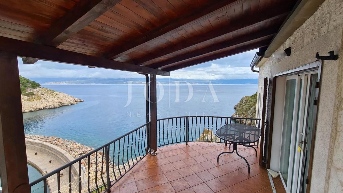 Kamnita vila na skali nad morjem, Vrbnik, otok Krk
