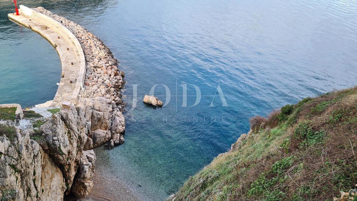 Kamnita vila na skali nad morjem, Vrbnik, otok Krk