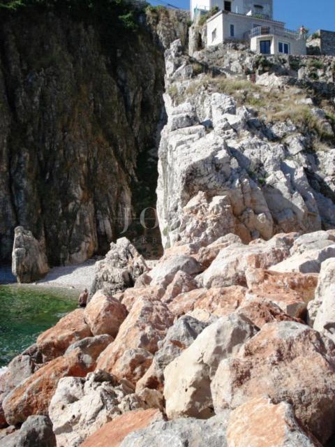 Kamnita vila na skali nad morjem, Vrbnik, otok Krk