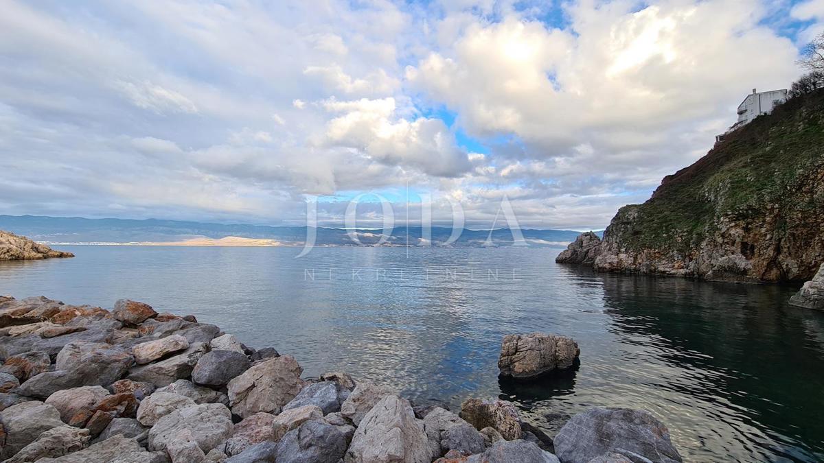 Kamnita vila na skali nad morjem, Vrbnik, otok Krk