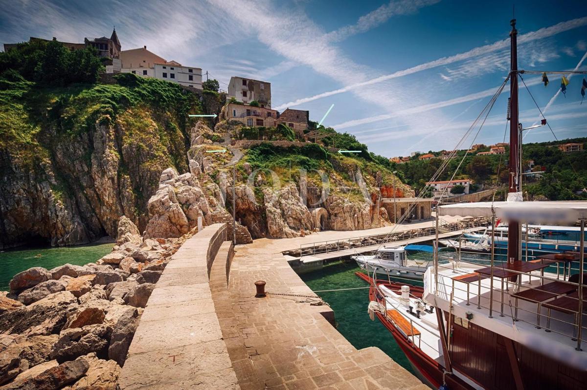 Kamnita vila na skali nad morjem, Vrbnik, otok Krk