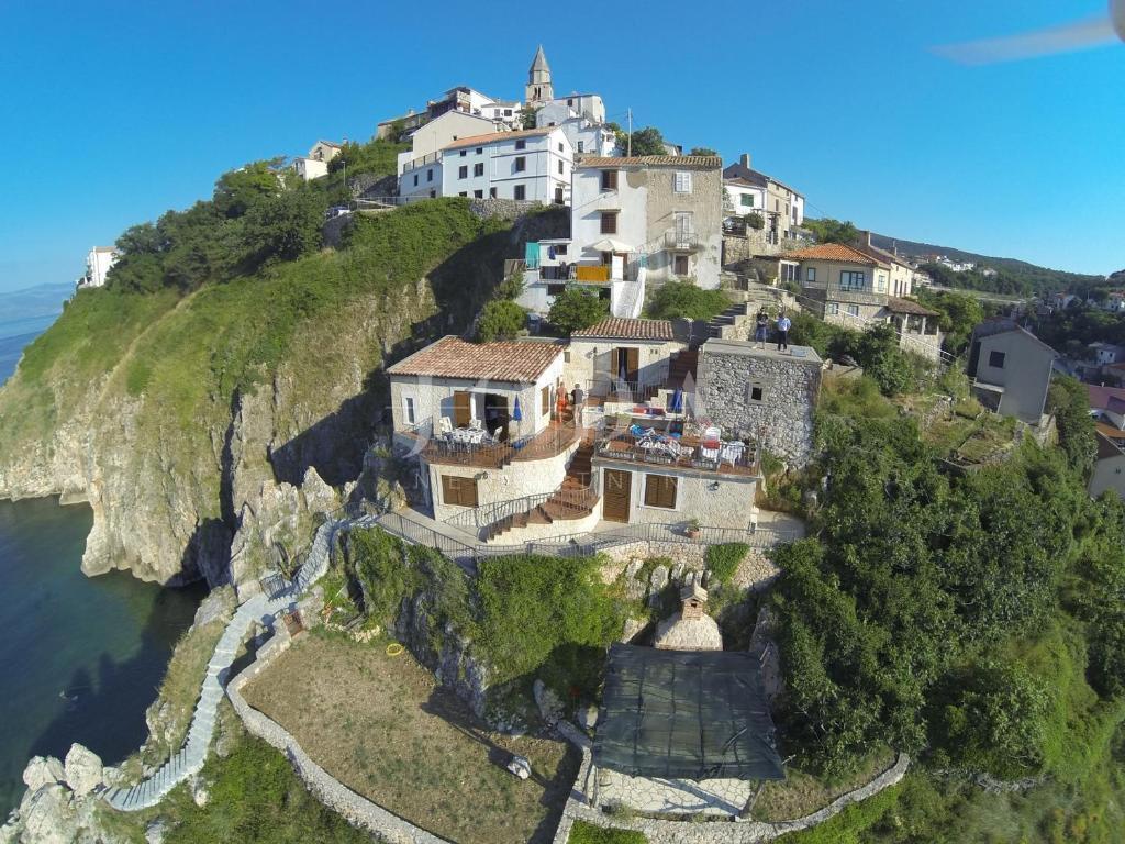 Kamnita vila na skali nad morjem, Vrbnik, otok Krk