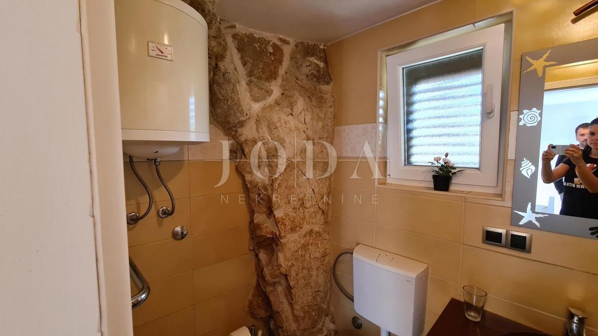 Kamnita vila na skali nad morjem, Vrbnik, otok Krk