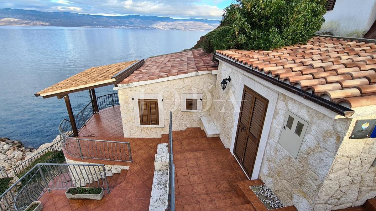 Kamnita vila na skali nad morjem, Vrbnik, otok Krk