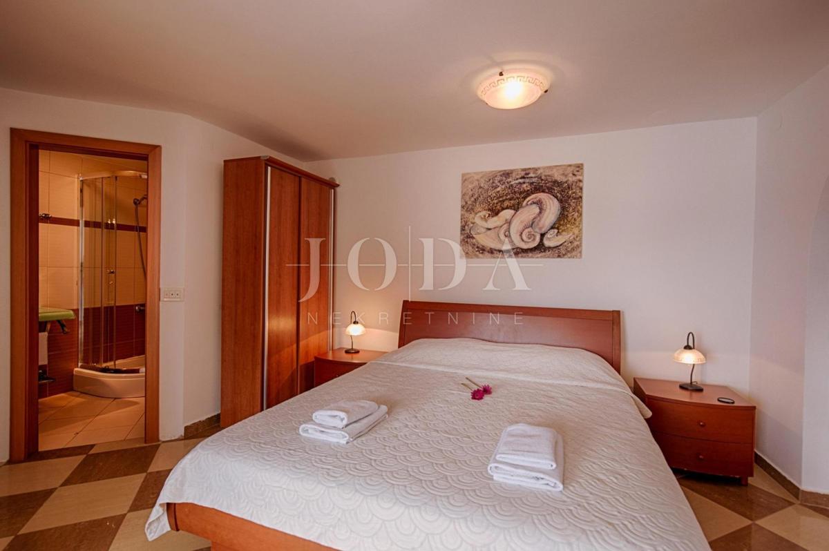 Kamnita vila na skali nad morjem, Vrbnik, otok Krk