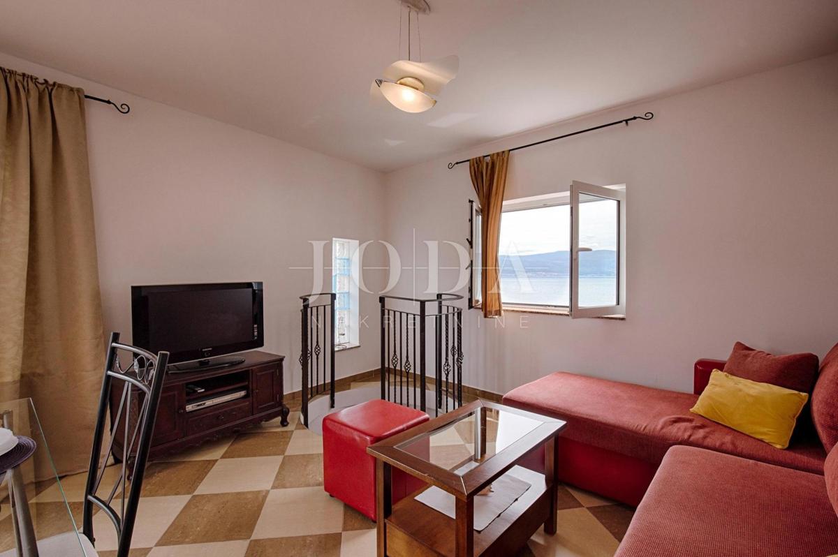 Kamnita vila na skali nad morjem, Vrbnik, otok Krk