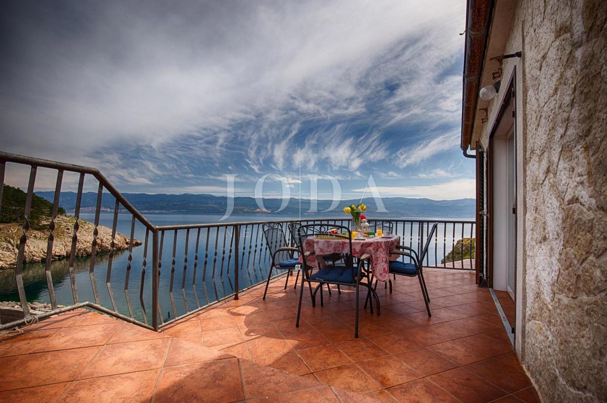 Kamnita vila na skali nad morjem, Vrbnik, otok Krk