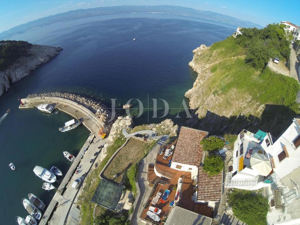 Kamnita vila na skali nad morjem, Vrbnik, otok Krk