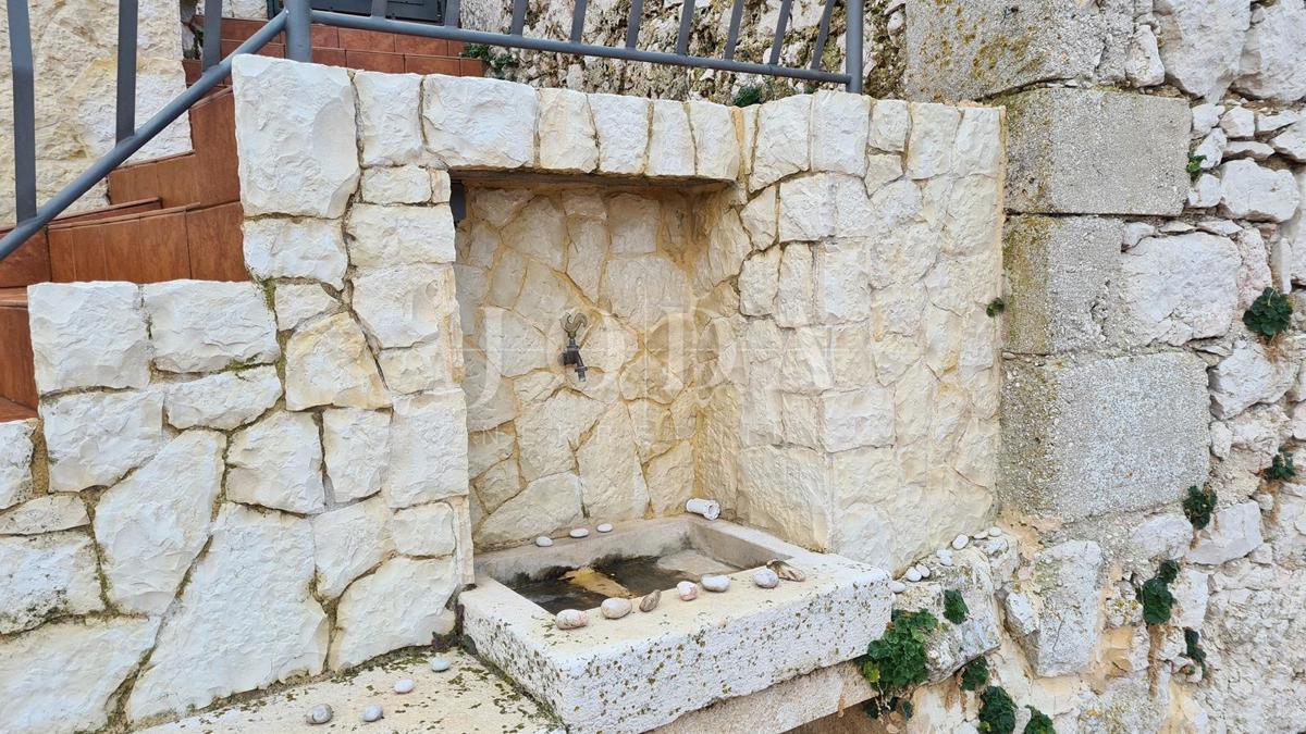 Kamnita vila na skali nad morjem, Vrbnik, otok Krk