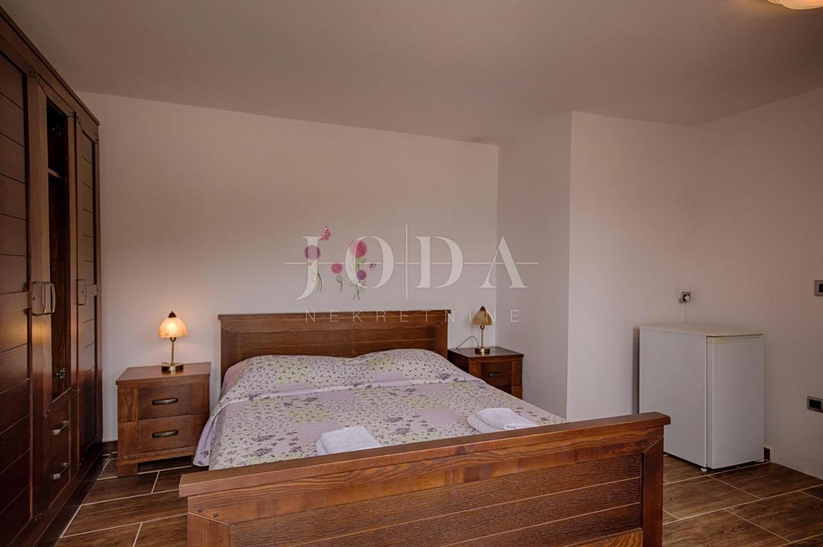 Kamnita vila na skali nad morjem, Vrbnik, otok Krk