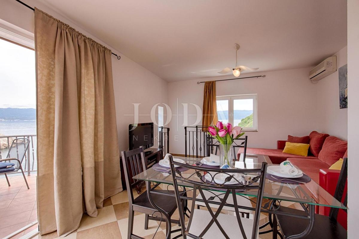 Kamnita vila na skali nad morjem, Vrbnik, otok Krk