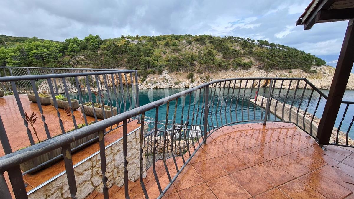 Kamnita vila na skali nad morjem, Vrbnik, otok Krk