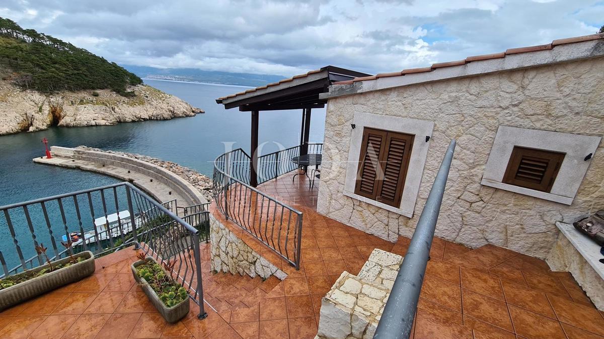 Kamnita vila na skali nad morjem, Vrbnik, otok Krk