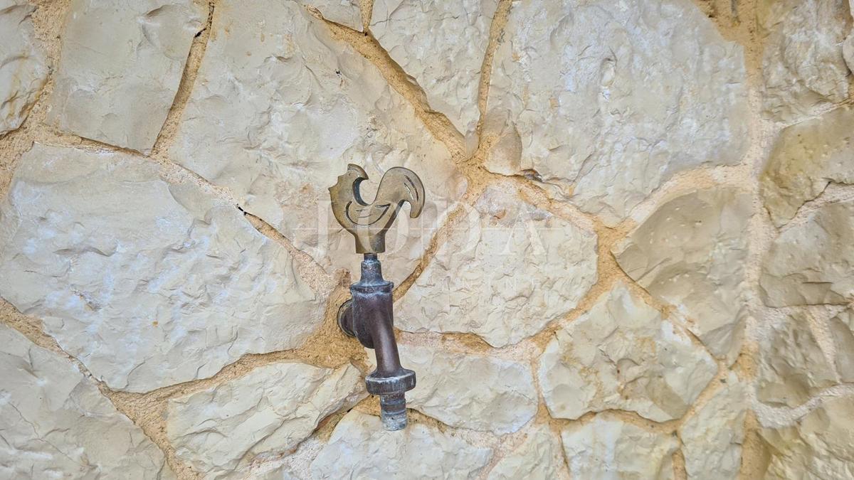 Kamnita vila na skali nad morjem, Vrbnik, otok Krk