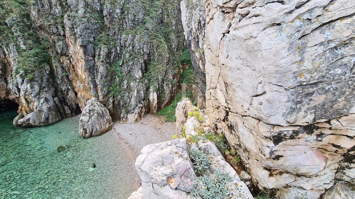 Kamnita vila na skali nad morjem, Vrbnik, otok Krk
