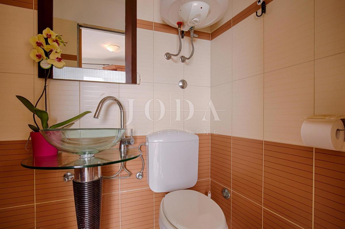 Kamnita vila na skali nad morjem, Vrbnik, otok Krk