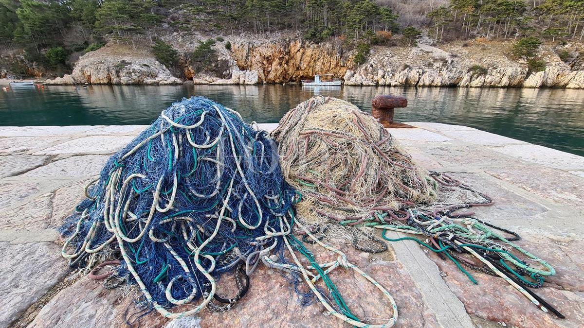 Kamnita vila na skali nad morjem, Vrbnik, otok Krk