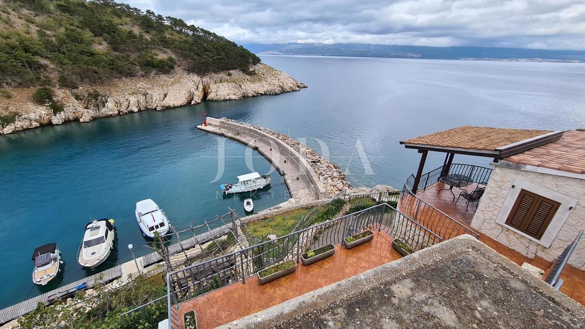 Kamnita vila na skali nad morjem, Vrbnik, otok Krk