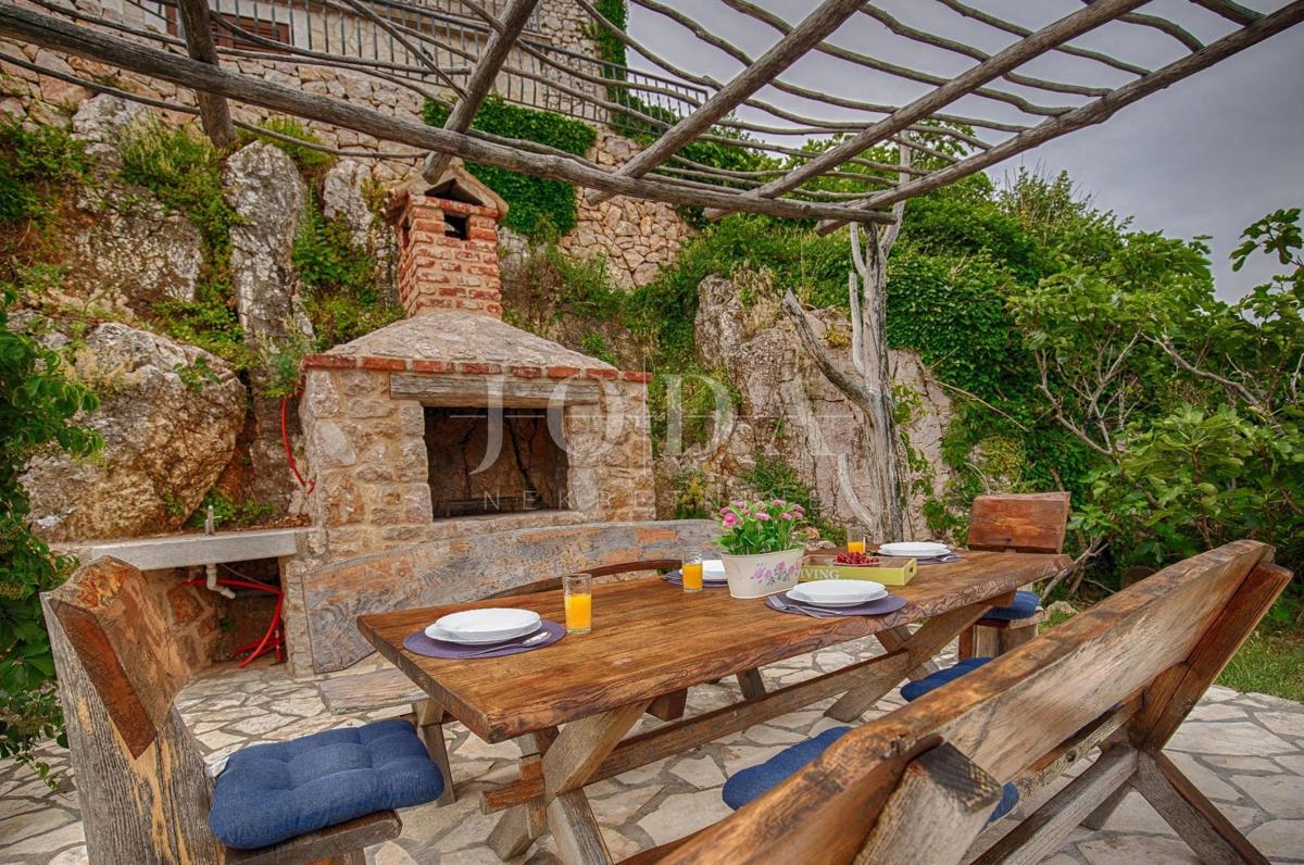 Kamnita vila na skali nad morjem, Vrbnik, otok Krk