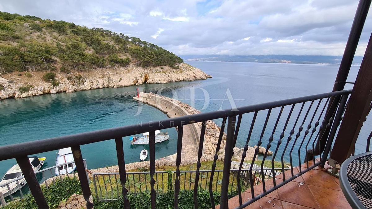 Kamnita vila na skali nad morjem, Vrbnik, otok Krk