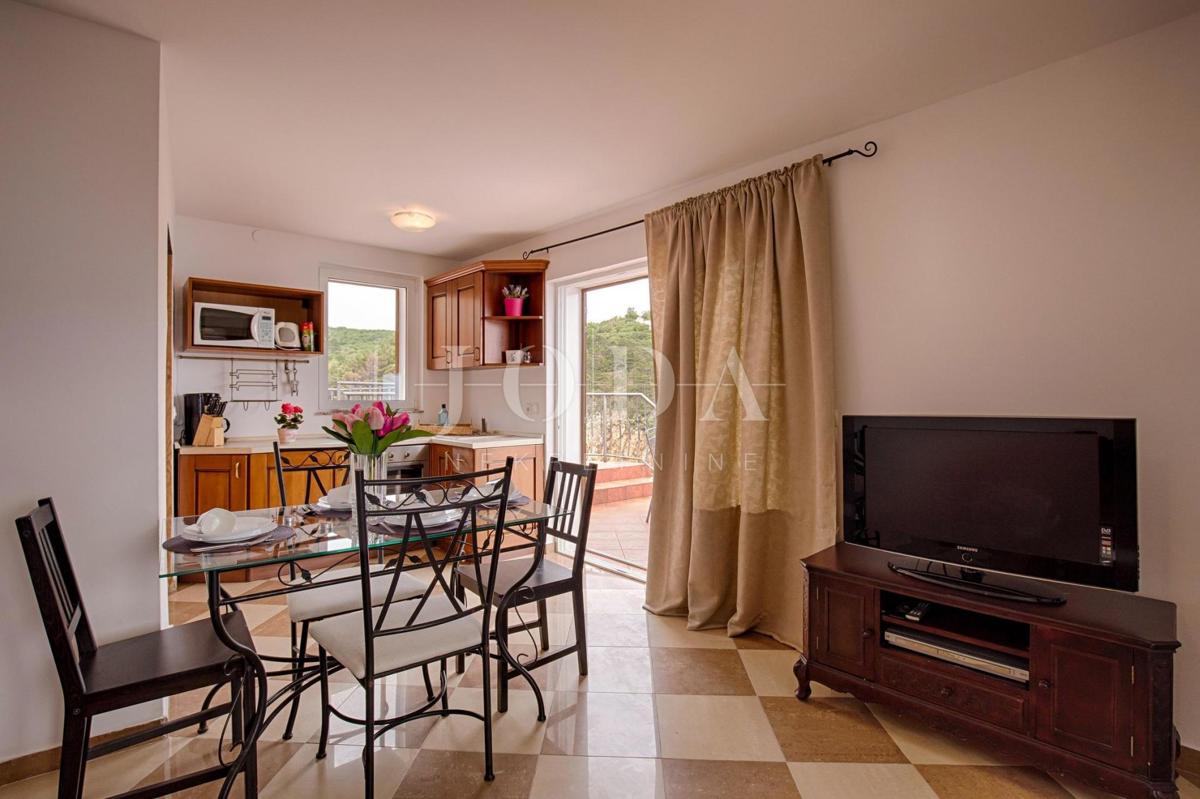 Kamnita vila na skali nad morjem, Vrbnik, otok Krk