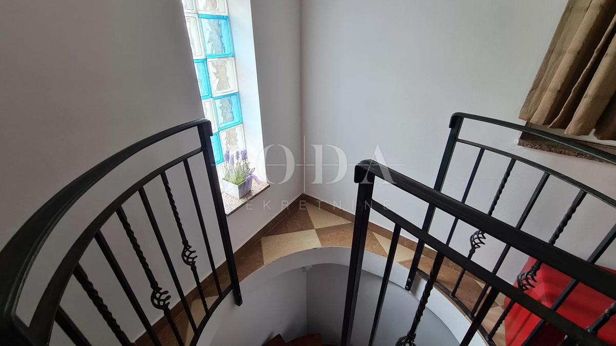 Kamnita vila na skali nad morjem, Vrbnik, otok Krk