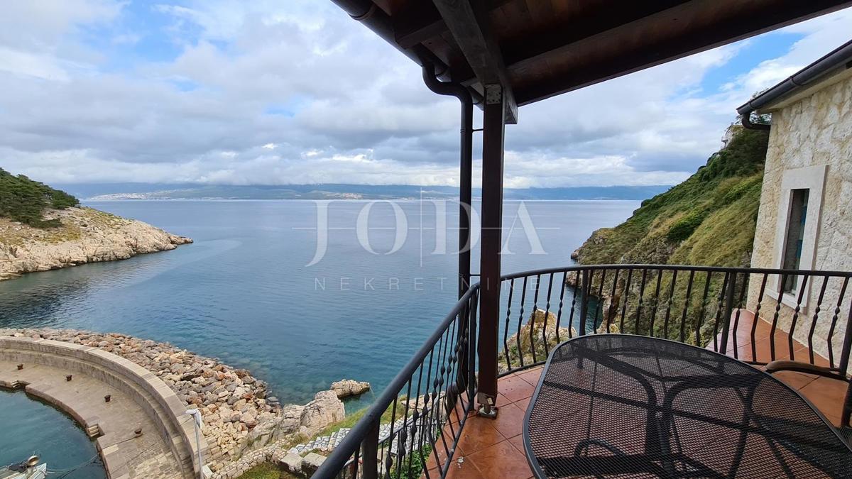 Kamnita vila na skali nad morjem, Vrbnik, otok Krk