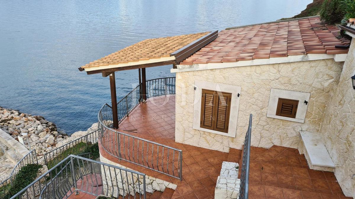 Kamnita vila na skali nad morjem, Vrbnik, otok Krk