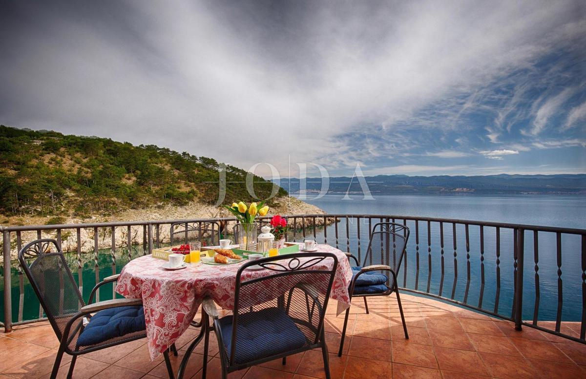 Kamnita vila na skali nad morjem, Vrbnik, otok Krk