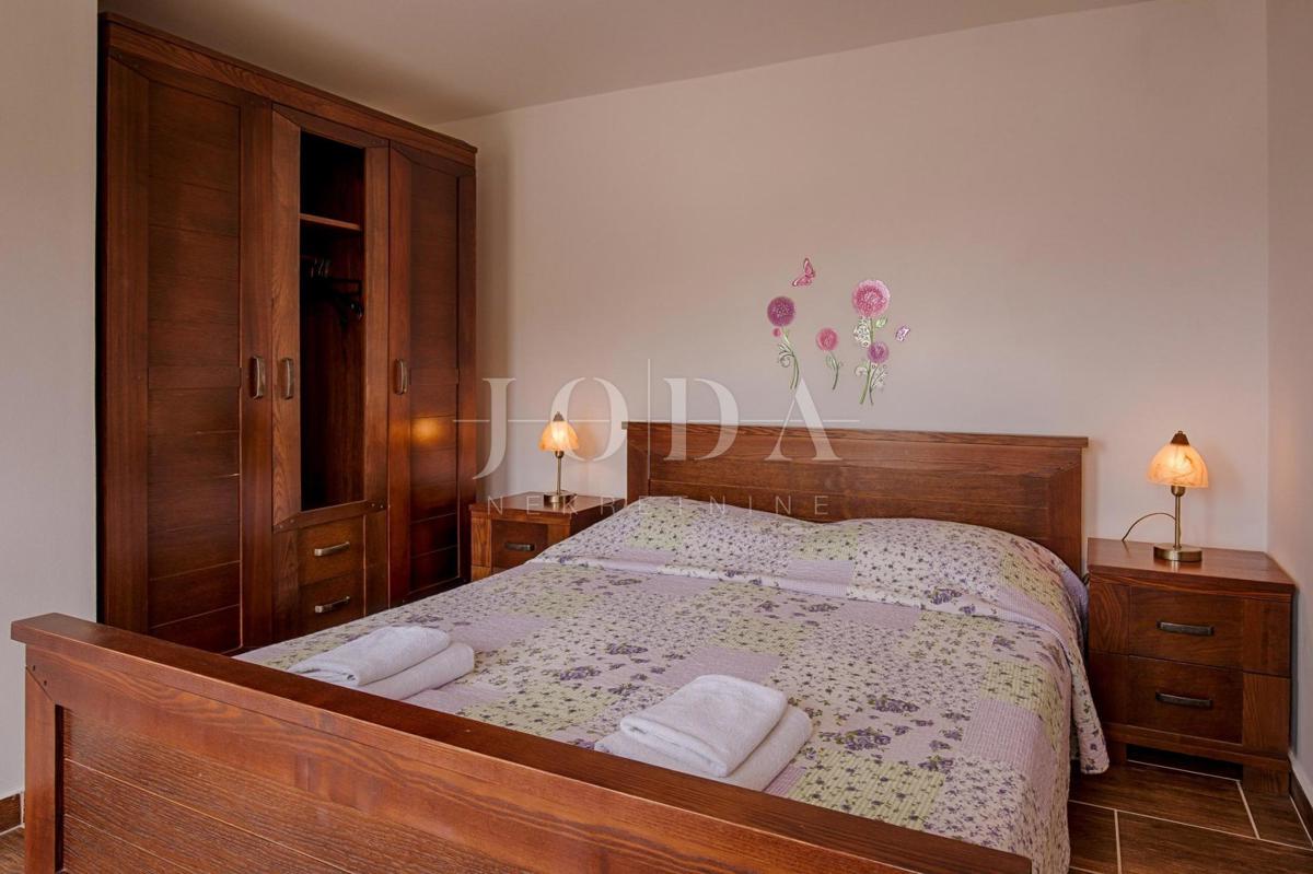 Kamnita vila na skali nad morjem, Vrbnik, otok Krk