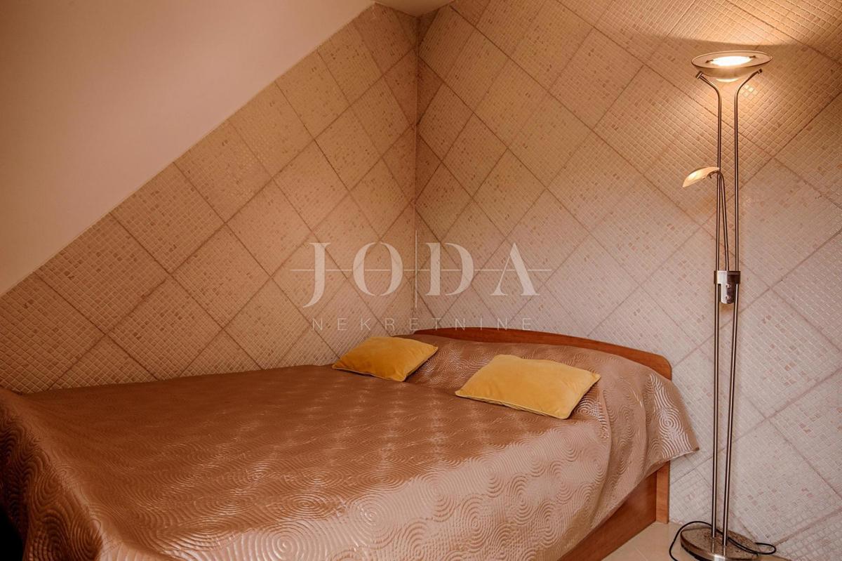 Kamnita vila na skali nad morjem, Vrbnik, otok Krk