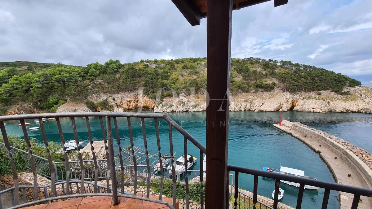 Kamnita vila na skali nad morjem, Vrbnik, otok Krk