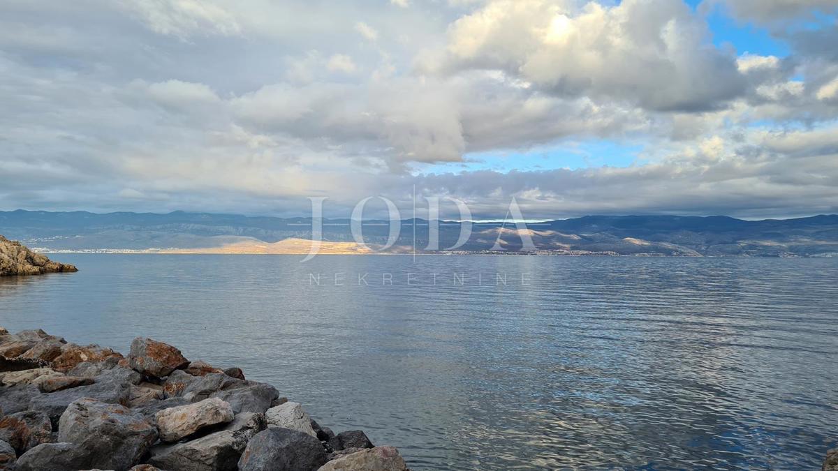 Kamnita vila na skali nad morjem, Vrbnik, otok Krk