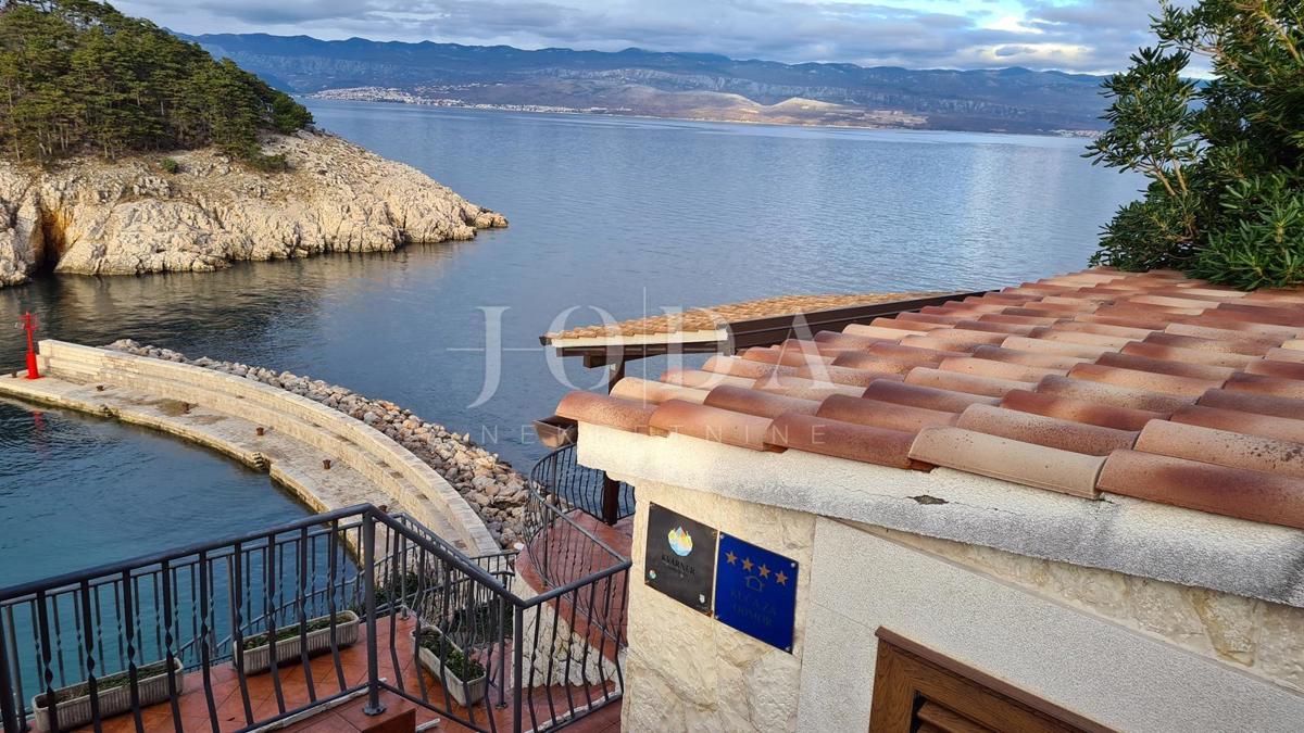 Kamnita vila na skali nad morjem, Vrbnik, otok Krk