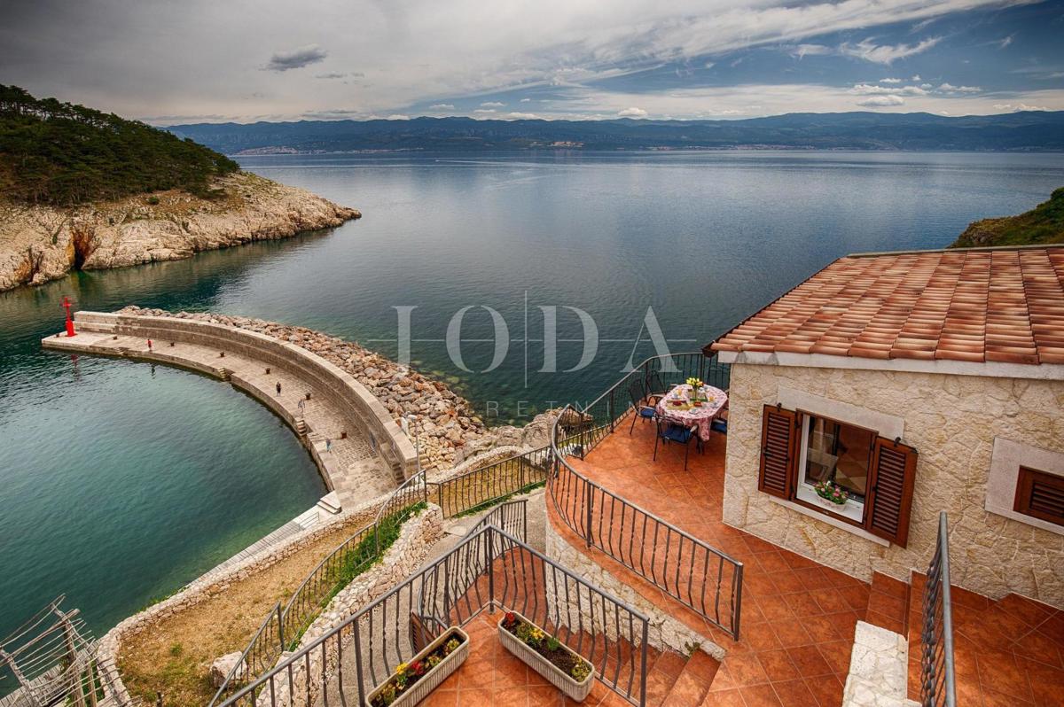 Kamnita vila na skali nad morjem, Vrbnik, otok Krk